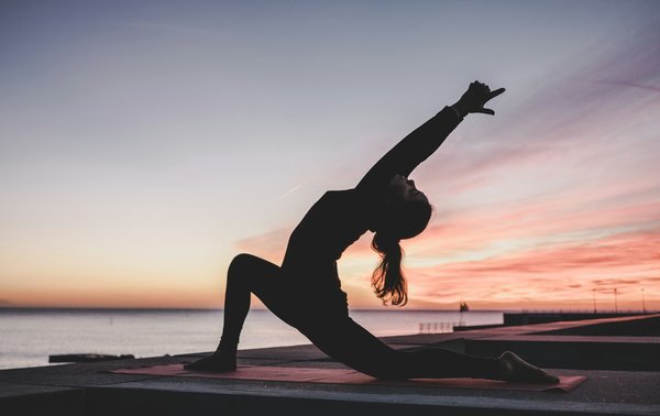 Quels sont les exercices de renforcement des hanches pour les femmes pratiquant le yoga?